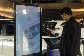 sewa digital signage touchscreen surabaya